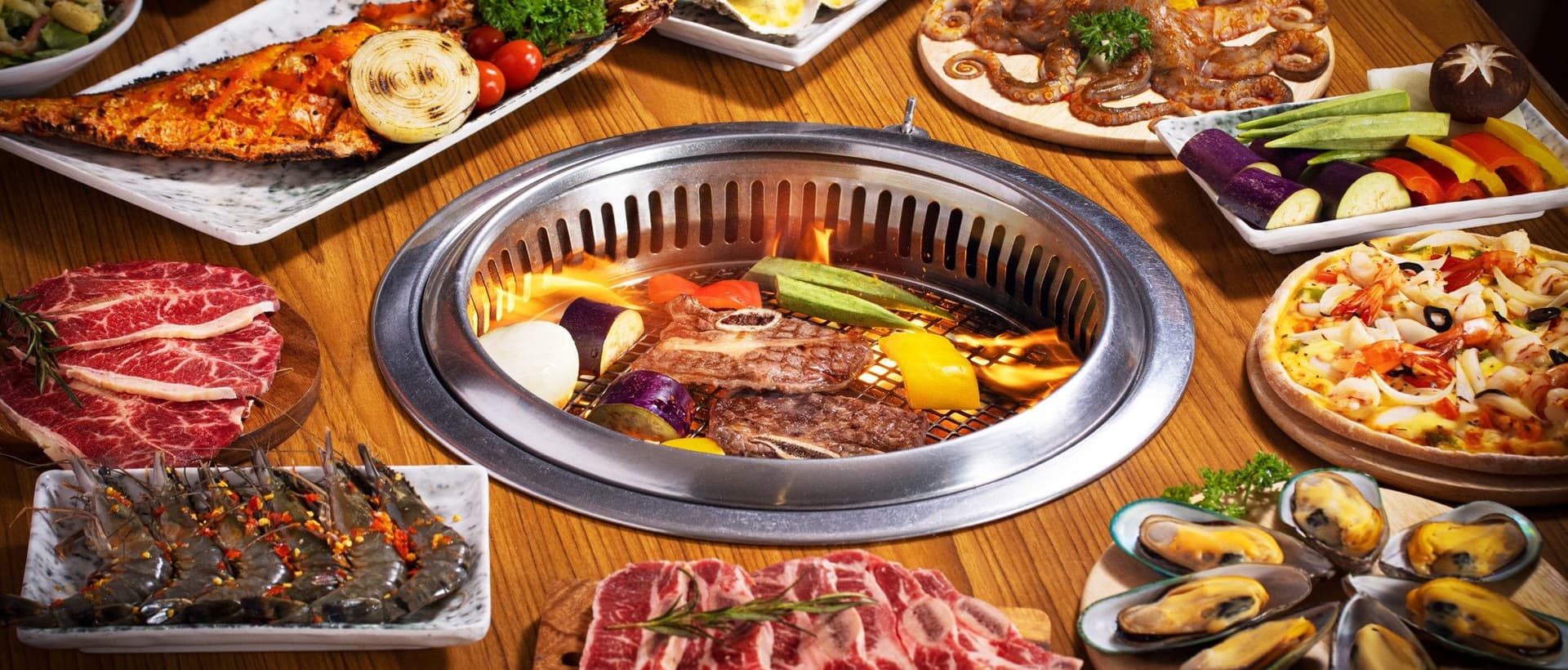 Bàn tiệc nướng Hana: bò, hải sản, pizza quanh bếp nướng